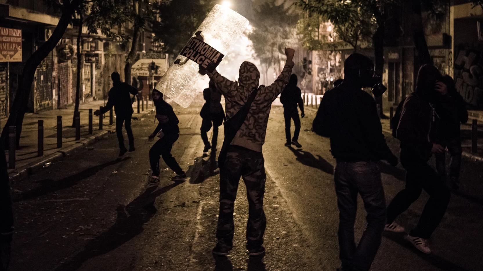 Αρχισε τον πόλεμο το παρακράτος – Ξεκίνησαν οι επιθέσεις κατά πατριωτών – Σε ένοπλες περιπολίες καλούν οι «αναρχικοί»